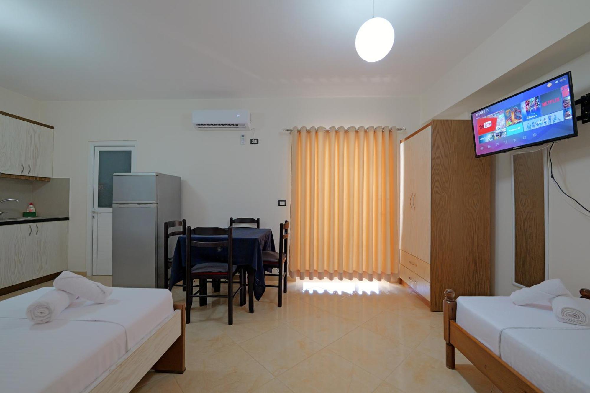 Livia'S Guesthouse Ксаміл Екстер'єр фото