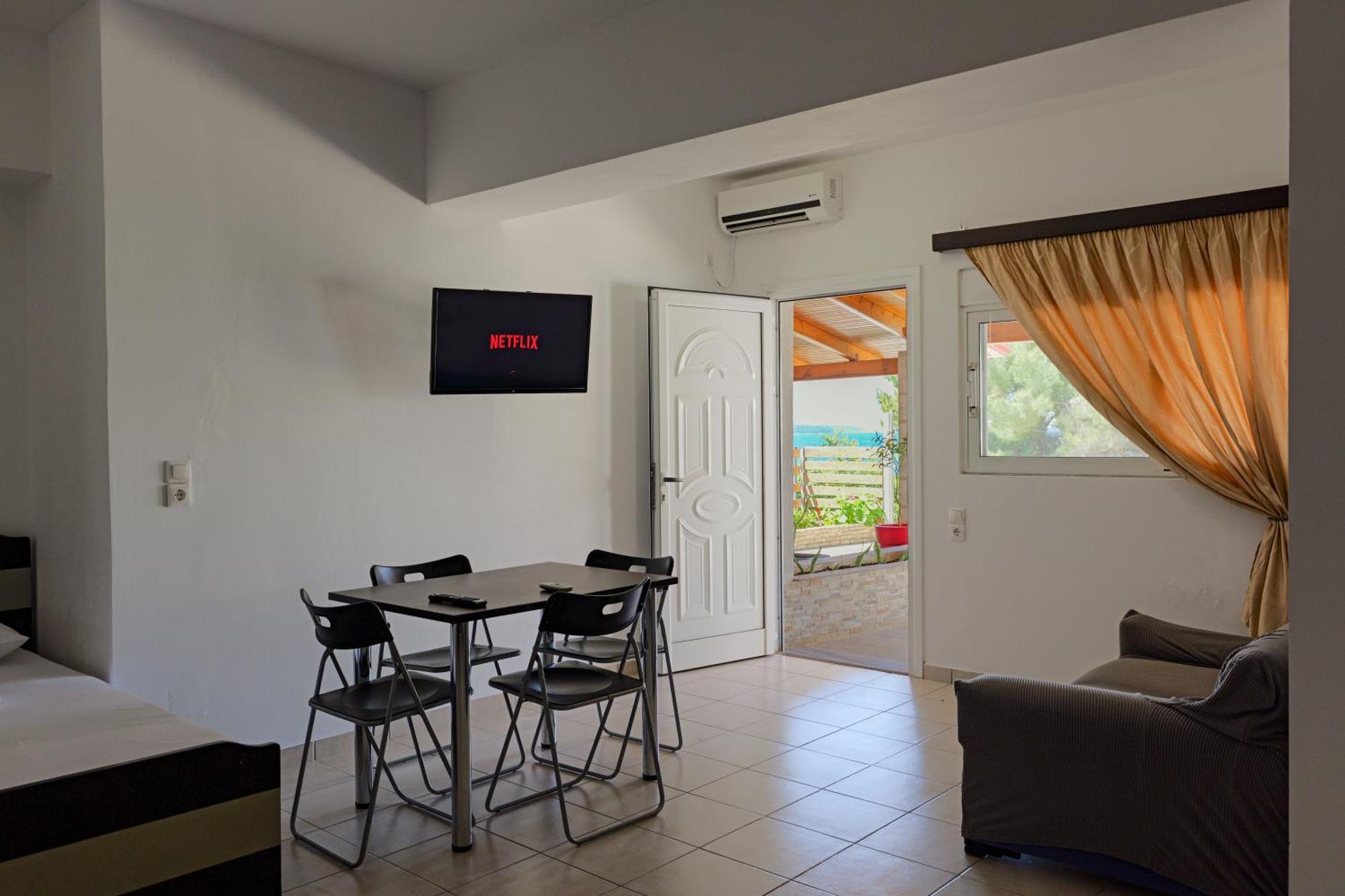 Livia'S Guesthouse Ксаміл Екстер'єр фото
