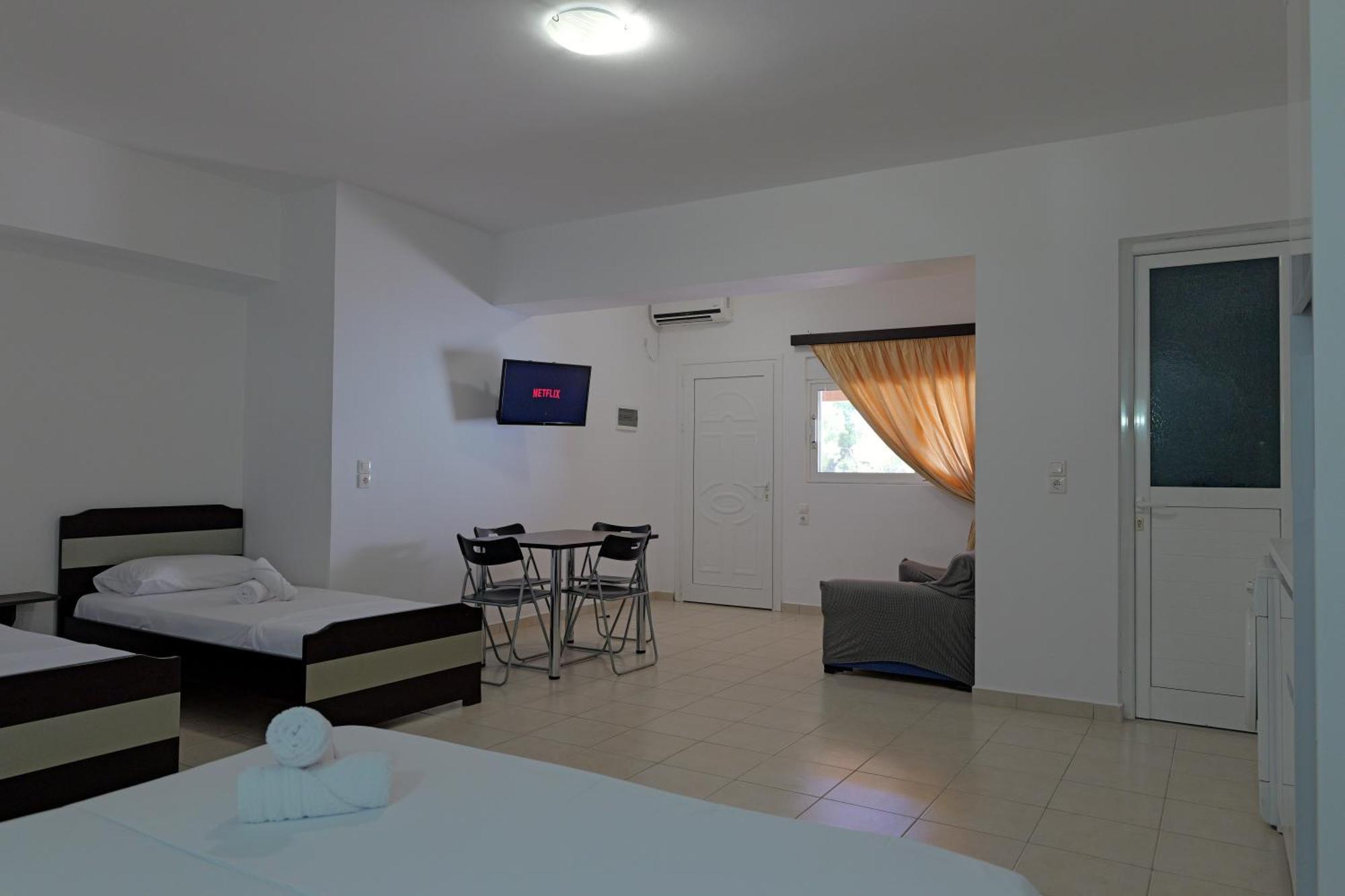 Livia'S Guesthouse Ксаміл Екстер'єр фото